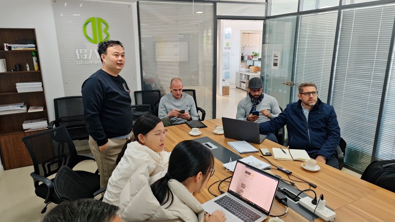 Paraguajskí klienti navštevujú spoločnosť Deba Brothers, vysoko schvaľujú plán farmy pre 12 000 prasníc a silu produktu