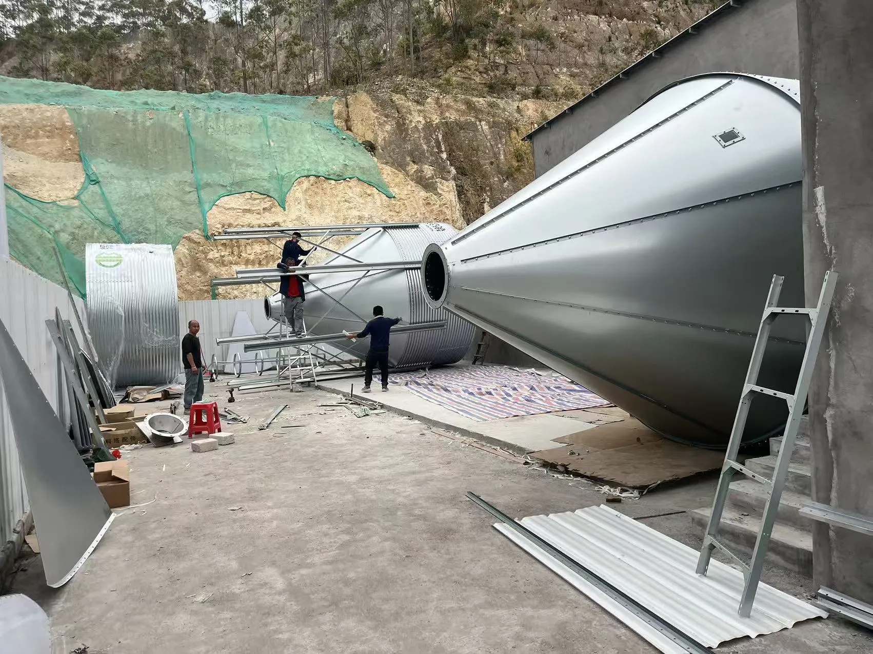 Veľký projekt chovu ošípaných Debabrother v Guangdongu vo výstavbe s predpokladanou kapacitou 300 000 prasiatok ročne